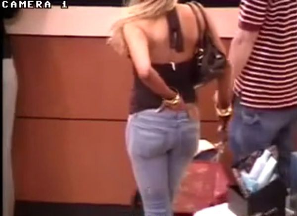 ズボンの中に手を入れてアソコの匂いを嗅いでいる美女