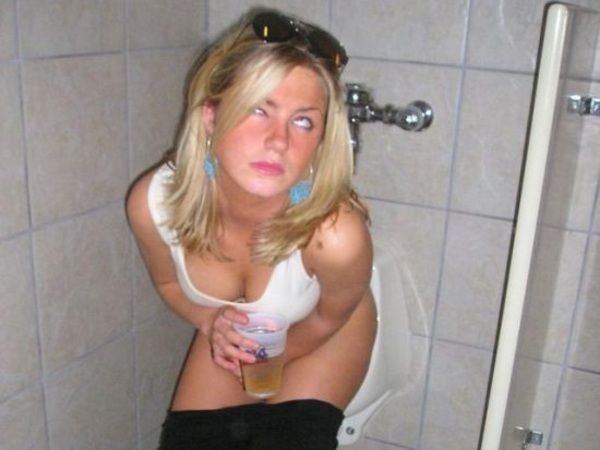 さすが海外、男子トイレで排便しながら記念撮影する女たち