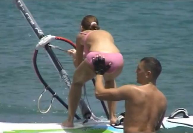 水着の女性のお尻を触りまくるセクハラインストラクター