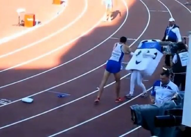 14歳の女の子が入ったマスコットを突き飛ばす陸上選手（金メダリスト）