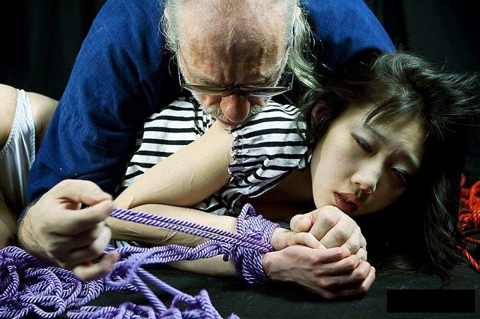 【画像】海外「なぜ日本人の女の子は全裸でおじいさんに縛られているの？」