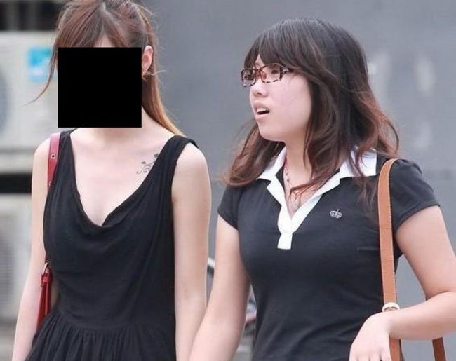 【画像】この場合、巨乳を選ぶ？ それとも貧乳を選ぶ？