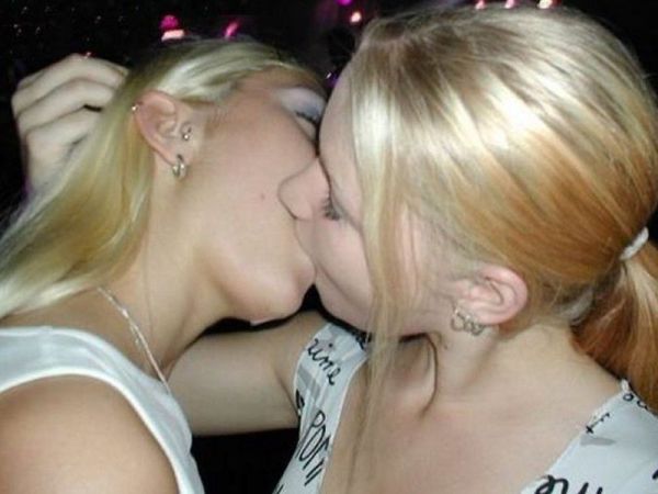 このキスはレズじゃないと出来ないレベルだろ…（21枚）
