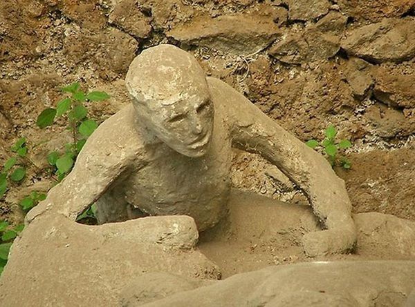 今から1933年前、火山の噴火によって死んだ人間の ”形”