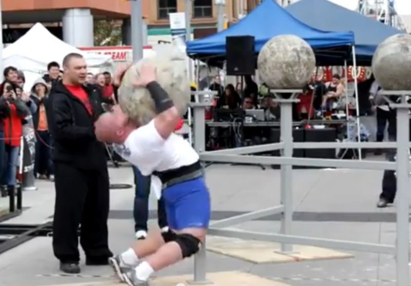 【動画】90kgの鉄球が胸に落ちた人間はどうなってしまうのか