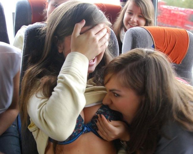 【画像】ドイツの女子高生の修学旅行（バスの車内）エロすぎ