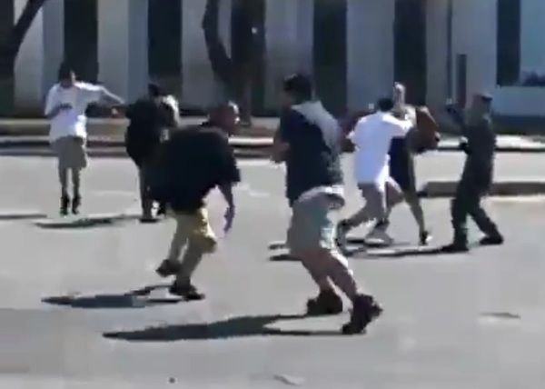 街のチンピラと本物のギャング、レベルが違いすぎる2つのケンカ動画