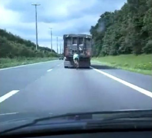 【時速100km】で走り続ける、とんでもない自転車［MOVIE］