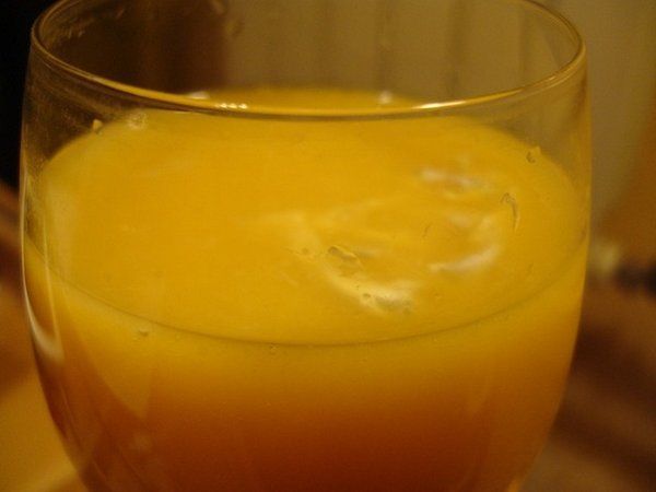 【閲覧注意】オレンジジュースの中に入っていたのは、10m以上にもなる「あの虫」