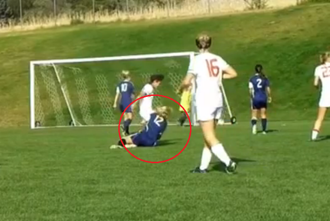 【動画】女子サッカーの悪質ファウルがさすがにえげつない