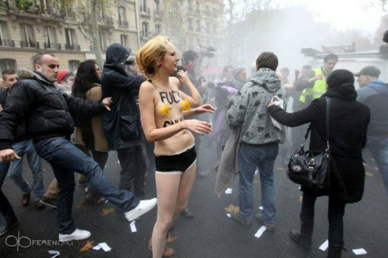 【動画】ウクライナの女性活動家「FEMEN」が街中で襲われておっぱい丸出し