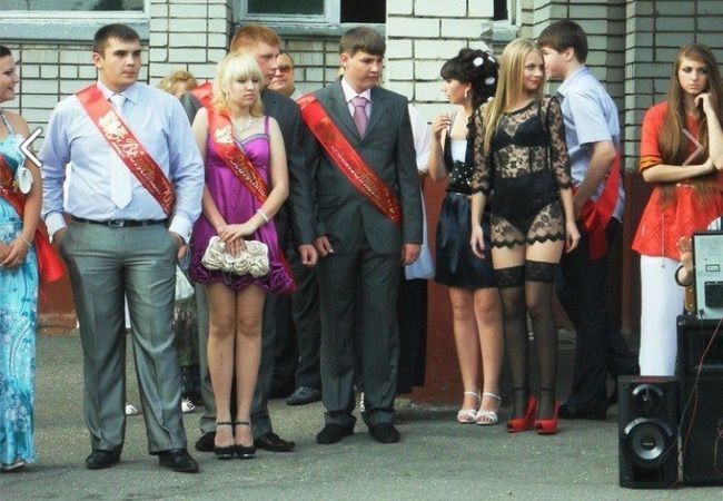 ロシアの女子高生が着てるドレスがエロすぎて話題に