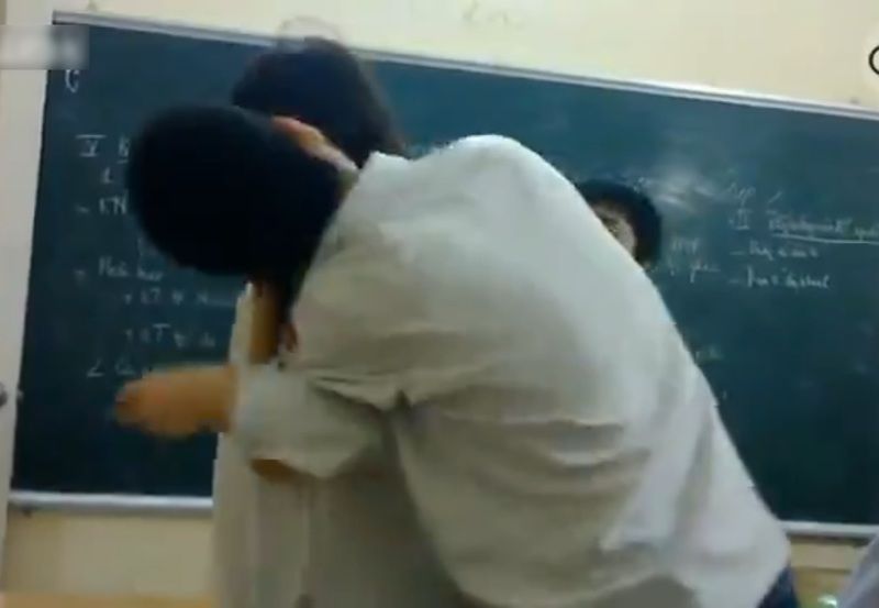 【動画】性欲が凄い男子高校生がクラスメイトの女子に無理やりキス