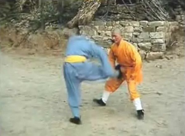 少林寺がチ○コ鍛えてた頃の映像がすごい笑える。