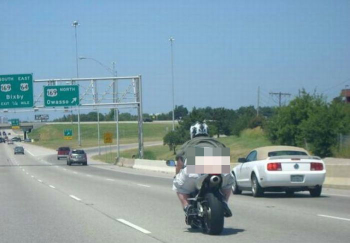 誰もがバイクに乗ることができます。ただ、誰もが【お尻を隠せる】わけではないということ。［3］images
