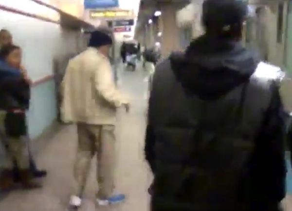 ホームレスの老人を思いっきり殴る最悪な男［MOVIE］