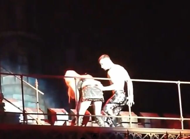 【動画】レディー・ガガ がライブ中にゲロを吐きまくり話題に