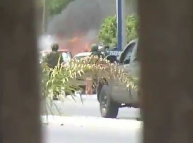 メキシコの軍隊 vs. 麻薬カルテル、の銃撃戦がすごい