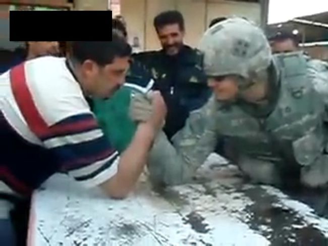 ガチ腕相撲。アメリカ軍の兵士 vs. イラク人の男性