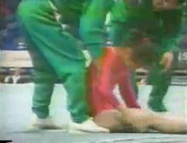 オリンピックで着地に失敗した女子体操選手、死亡