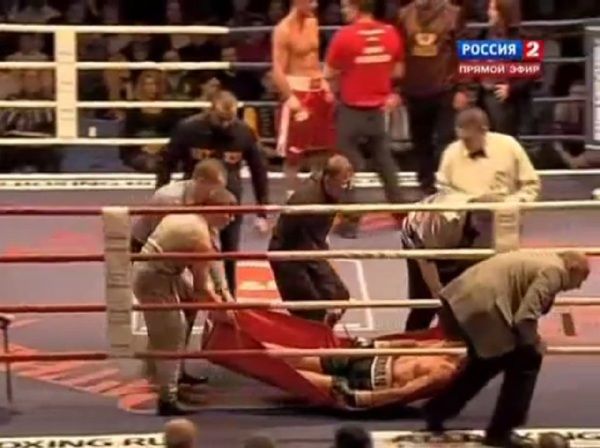 ［ロシア］プロボクシングの試合にてノックアウトされた選手がそのまま死亡、試合の全映像