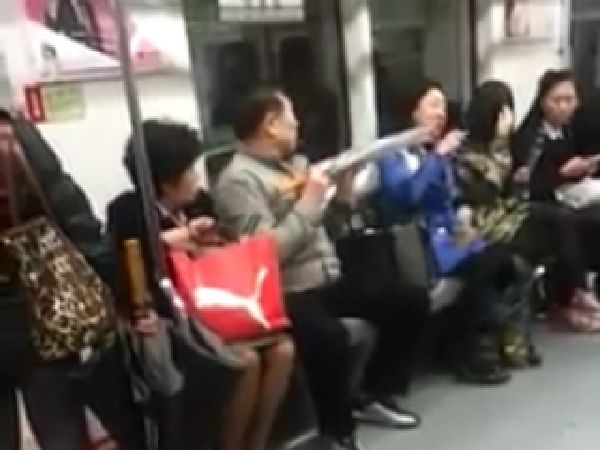 韓国の地下鉄に現れる、恐怖の「5号線の女」を盗撮