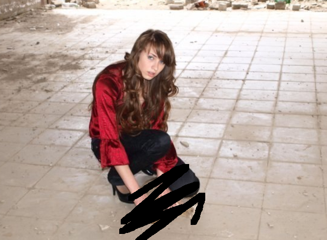 ロシアの美しい17歳の少女が「子犬を殺す写真」をネット上にアップし話題に（7枚）