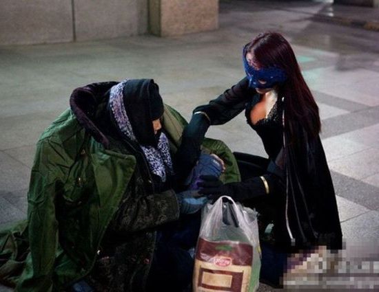 「ホームレスさん、これ食べて。」中国に現れた謎の美女