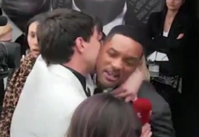 ウィル・スミス、無理やりキスをしてきた男を突き飛ばしビンタ