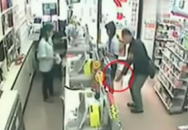 ［中国］コンビニで男が女性のスカートの中を盗撮する瞬間