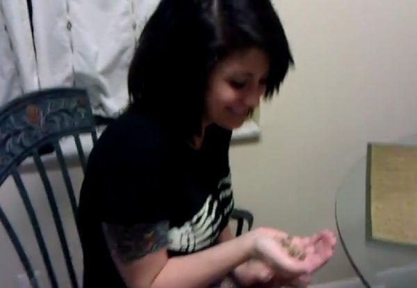 何フェチ！？女の子がいやいや「コオロギ」を食べる動画［MOVIE］