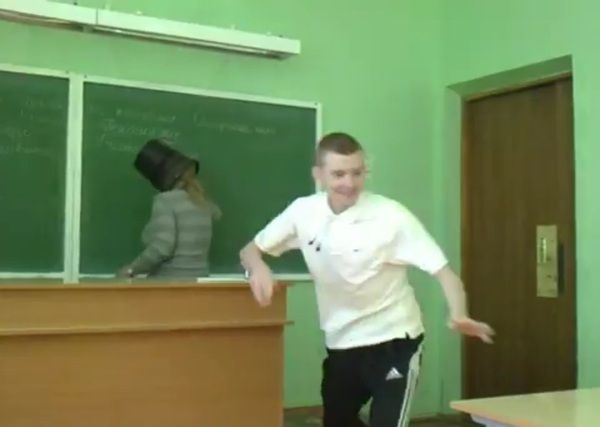 ［ロシア］女教師をいじめる様子を撮影した屈辱的なビデオ