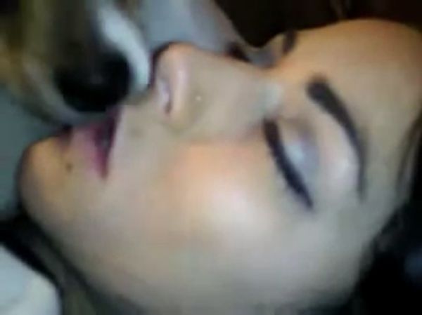 泥酔して眠っている美女の口を舐めまくるガチで変態の犬