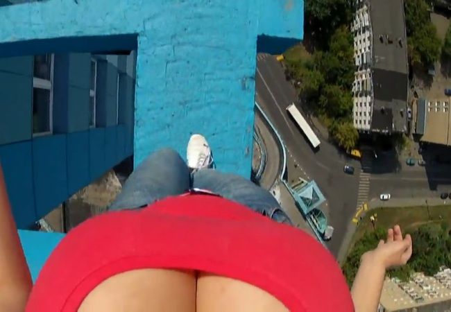 ［ロシア］爆乳の女の子がビルの屋上で命懸けのチャレンジ