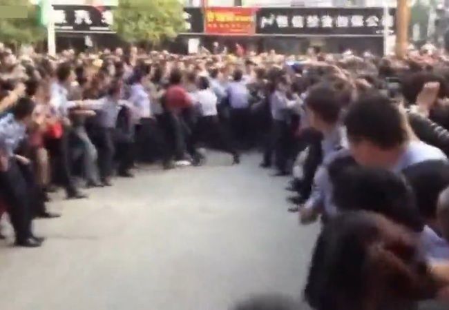 ［中国］ガールフレンドの喉を切り裂いた男、ものすごい数の群衆に襲われる
