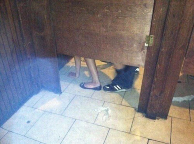 凄い所でセ○クスしてるカップルを見つけたので盗撮した写真