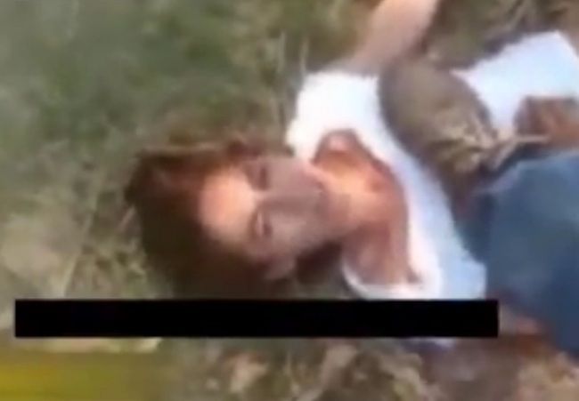 ［メキシコ］下半身裸の若い女性がバラバラに処刑される直前の映像