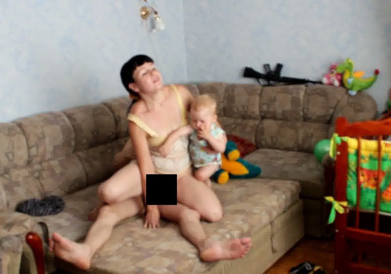 【画像】自分の赤ちゃんを抱っこしたままセ○クスしてる人妻がヤバすぎる
