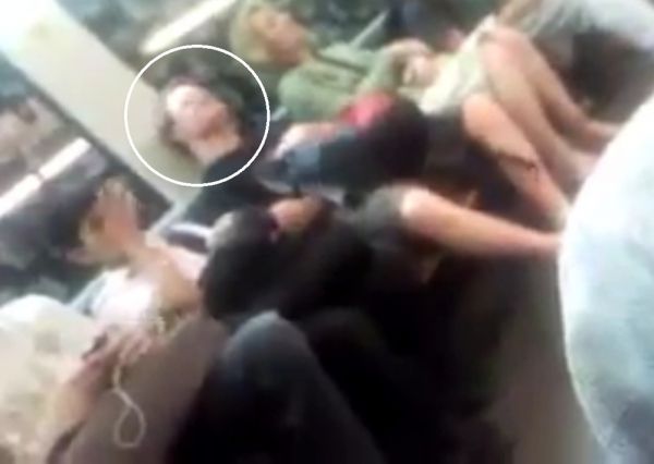 ［タイ］電車の中でオ○ニーしている男がいたので盗撮しました。［MOVIE］