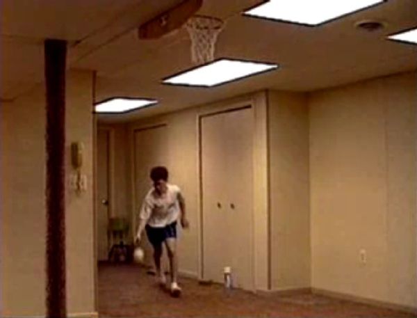 ひょろメガネ少年がすごいダンクを連発、これは笑える。
