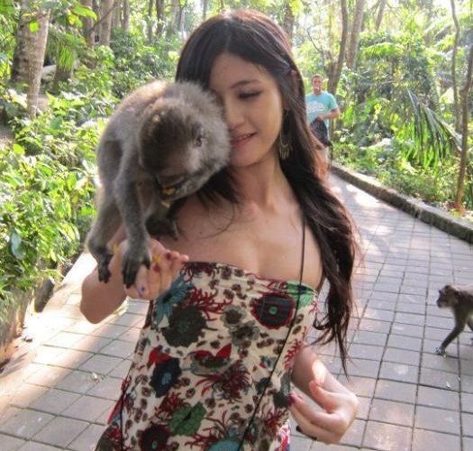 【写真撮影】美女がサルに服を引っ張られ、ポロリしてしまう。［6］images