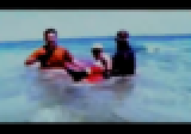 【閲覧注意】サメに噛みちぎられた男、血に染まる海