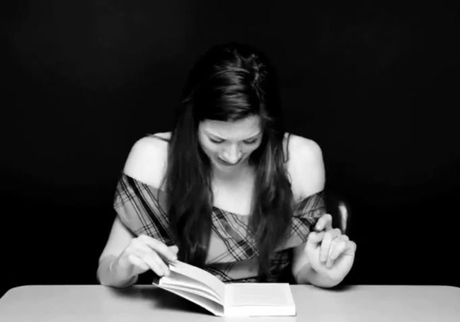 本を読みながらオーガズムに達してしまう女性。これはエロい。