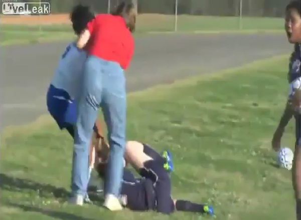 女子サッカーの悪質ファール半端じゃねぇわ…（動画）