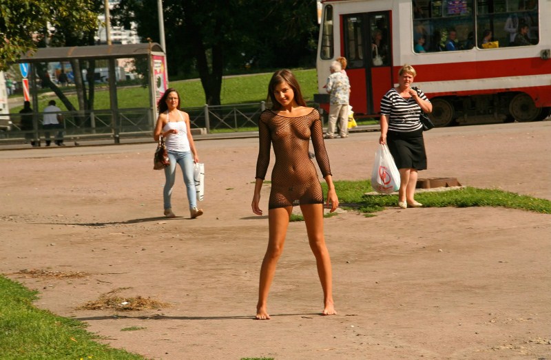 【画像】またまた出現。街中で全裸になってる露出狂の女がめちゃめちゃ可愛い ポッカキット