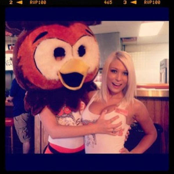 hooters-girls-grabbing-boobs-4