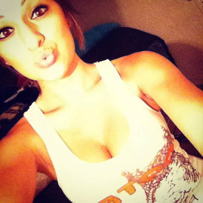 hooters-girls-selfies-17