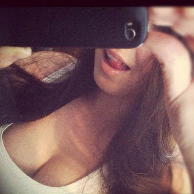 hooters-girls-selfies-18