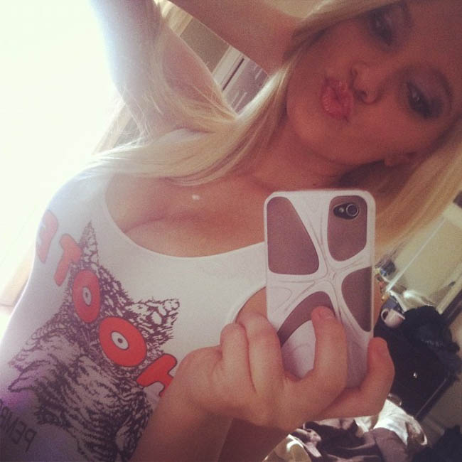 hooters-girls-selfies-2