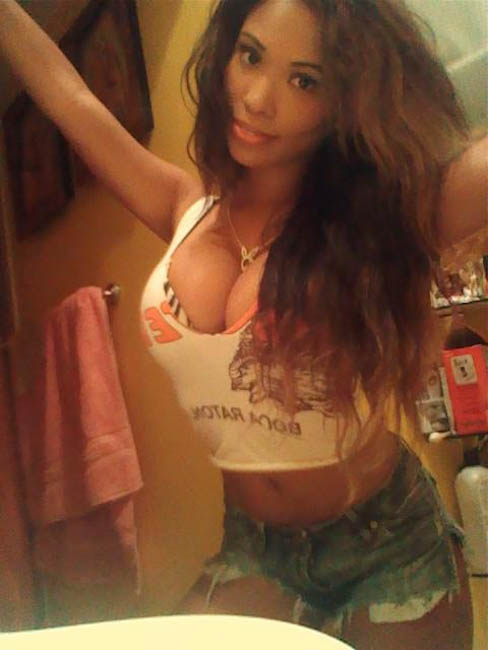 hooters-girls-selfies-21